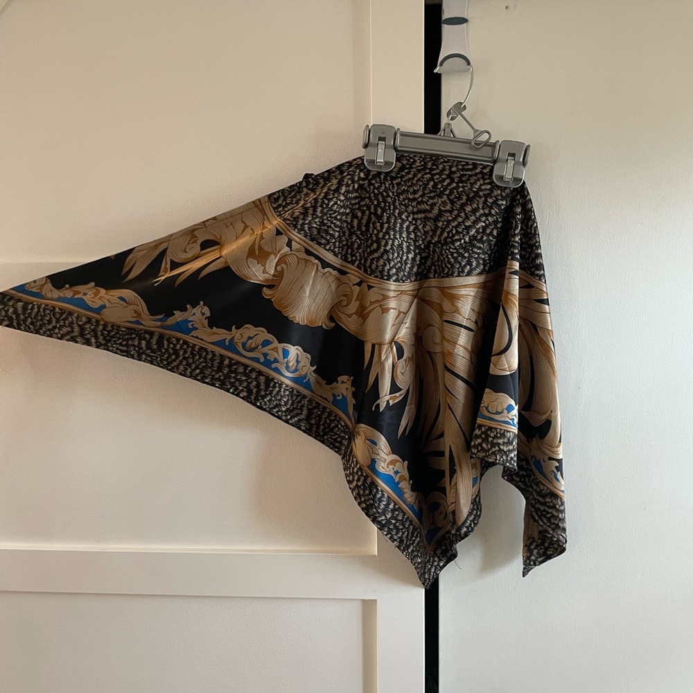 Le chateau Silk bandeau shirt